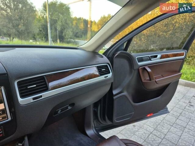 Серый Фольксваген Туарег, объемом двигателя 2.97 л и пробегом 248 тыс. км за 16500 $, фото 26 на Automoto.ua