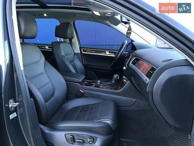 Серый Фольксваген Туарег, объемом двигателя 2.97 л и пробегом 177 тыс. км за 22000 $, фото 5 на Automoto.ua