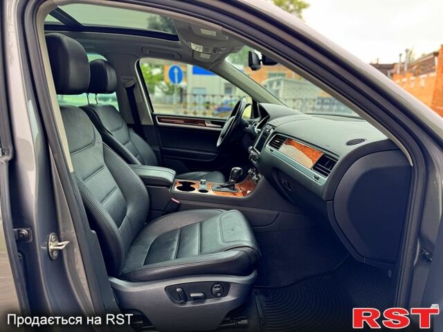 Сірий Фольксваген Туарег, об'ємом двигуна 3 л та пробігом 215 тис. км за 17500 $, фото 5 на Automoto.ua