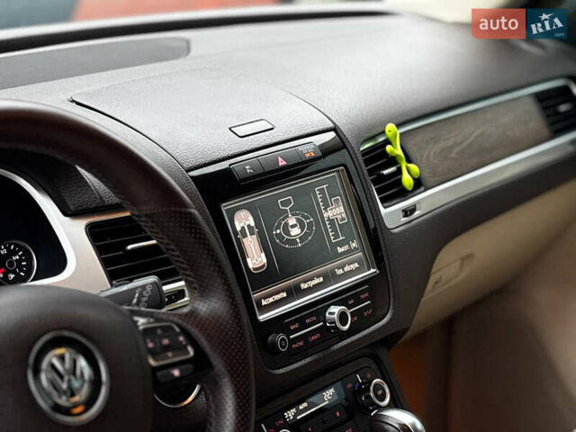 Сірий Фольксваген Туарег, об'ємом двигуна 2.97 л та пробігом 250 тис. км за 21500 $, фото 30 на Automoto.ua