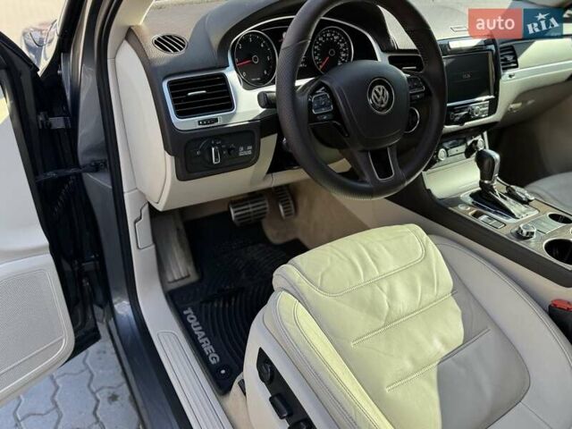 Сірий Фольксваген Туарег, об'ємом двигуна 2.97 л та пробігом 247 тис. км за 19200 $, фото 11 на Automoto.ua