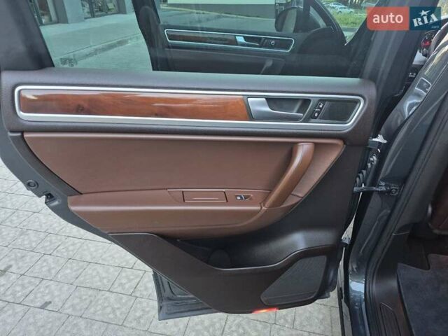 Серый Фольксваген Туарег, объемом двигателя 2.97 л и пробегом 248 тыс. км за 16500 $, фото 29 на Automoto.ua