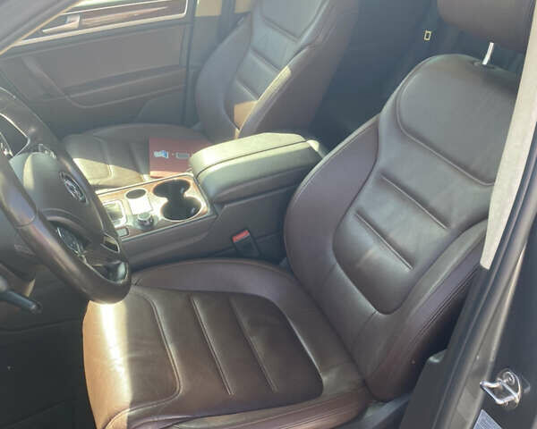 Серый Фольксваген Туарег, объемом двигателя 3 л и пробегом 290 тыс. км за 19500 $, фото 30 на Automoto.ua