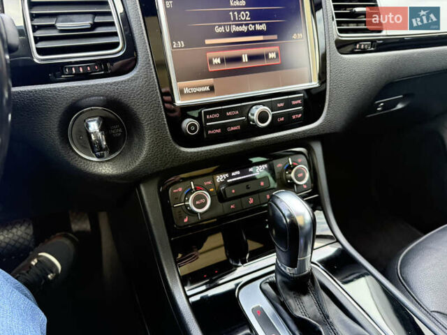 Серый Фольксваген Туарег, объемом двигателя 3 л и пробегом 230 тыс. км за 21900 $, фото 22 на Automoto.ua