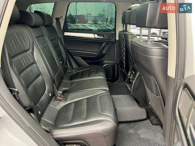 Серый Фольксваген Туарег, объемом двигателя 2.97 л и пробегом 223 тыс. км за 20490 $, фото 10 на Automoto.ua