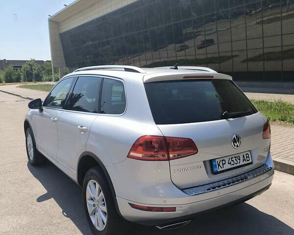 Серый Фольксваген Туарег, объемом двигателя 3 л и пробегом 280 тыс. км за 22500 $, фото 2 на Automoto.ua