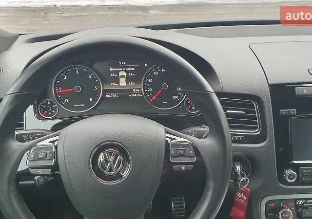 Сірий Фольксваген Туарег, об'ємом двигуна 2.97 л та пробігом 202 тис. км за 21500 $, фото 13 на Automoto.ua