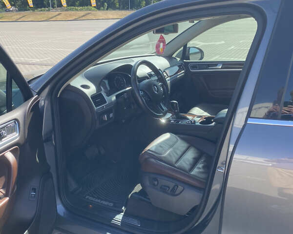 Серый Фольксваген Туарег, объемом двигателя 3 л и пробегом 290 тыс. км за 19500 $, фото 27 на Automoto.ua