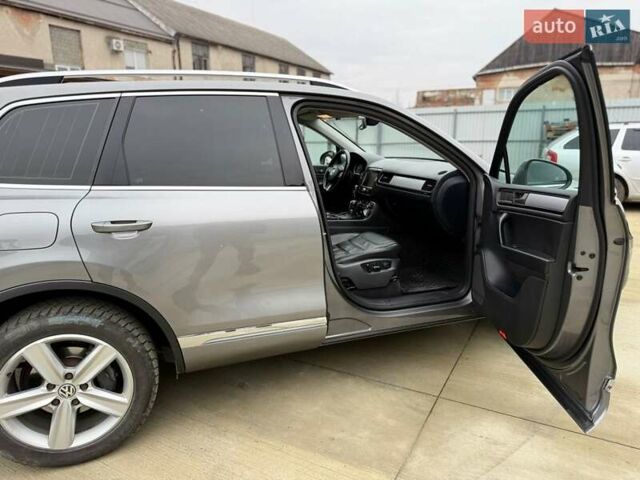 Серый Фольксваген Туарег, объемом двигателя 2.97 л и пробегом 352 тыс. км за 16300 $, фото 1 на Automoto.ua