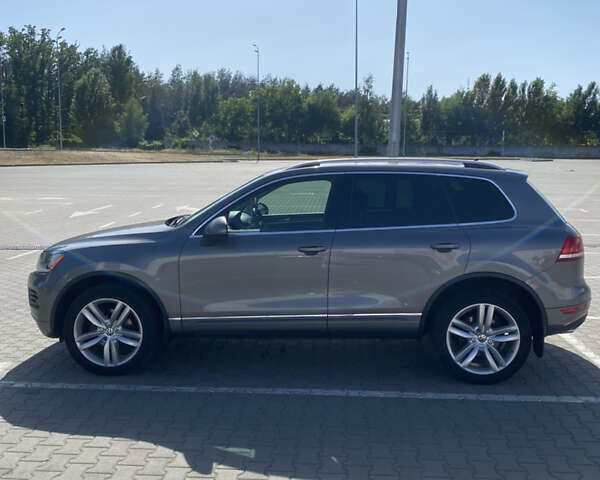 Серый Фольксваген Туарег, объемом двигателя 3 л и пробегом 290 тыс. км за 19500 $, фото 2 на Automoto.ua