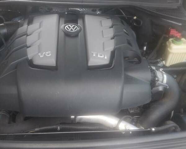 Серый Фольксваген Туарег, объемом двигателя 2.97 л и пробегом 289 тыс. км за 20500 $, фото 12 на Automoto.ua