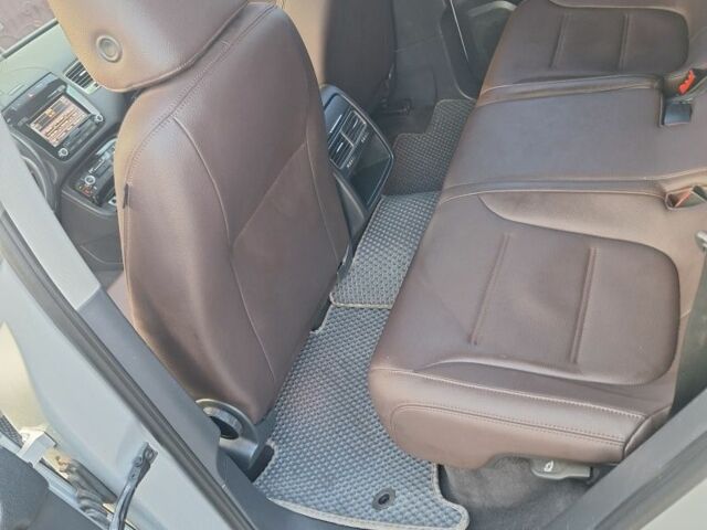 Серый Фольксваген Туарег, объемом двигателя 3 л и пробегом 304 тыс. км за 16600 $, фото 3 на Automoto.ua