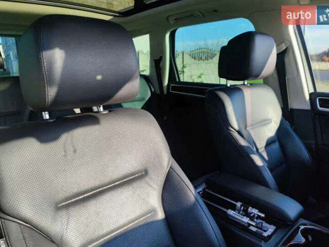 Серый Фольксваген Туарег, объемом двигателя 2.97 л и пробегом 286 тыс. км за 17000 $, фото 12 на Automoto.ua