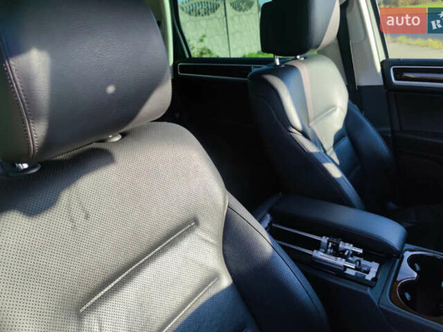 Серый Фольксваген Туарег, объемом двигателя 2.97 л и пробегом 286 тыс. км за 17000 $, фото 13 на Automoto.ua