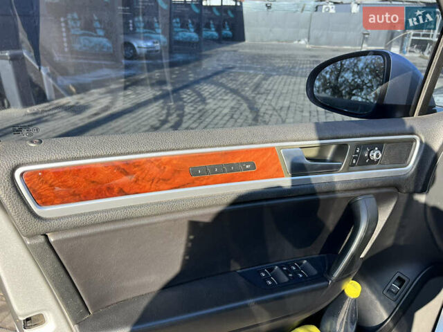 Серый Фольксваген Туарег, объемом двигателя 2.97 л и пробегом 252 тыс. км за 17550 $, фото 7 на Automoto.ua