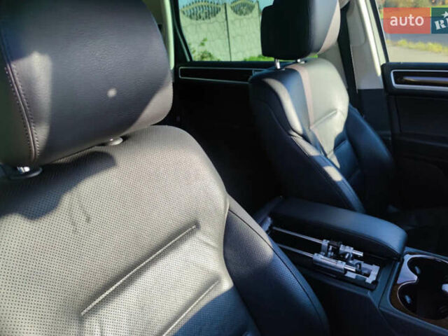 Серый Фольксваген Туарег, объемом двигателя 2.97 л и пробегом 286 тыс. км за 17000 $, фото 8 на Automoto.ua