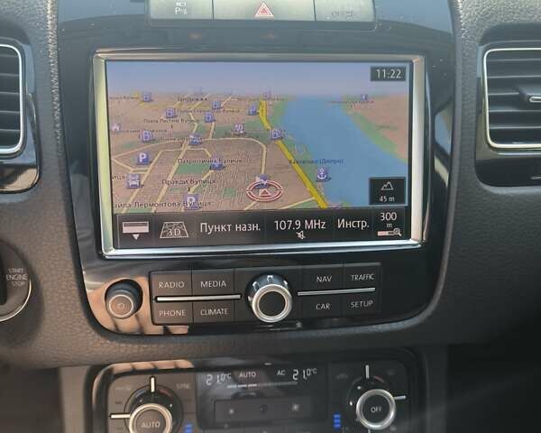 Серый Фольксваген Туарег, объемом двигателя 3 л и пробегом 280 тыс. км за 22500 $, фото 44 на Automoto.ua