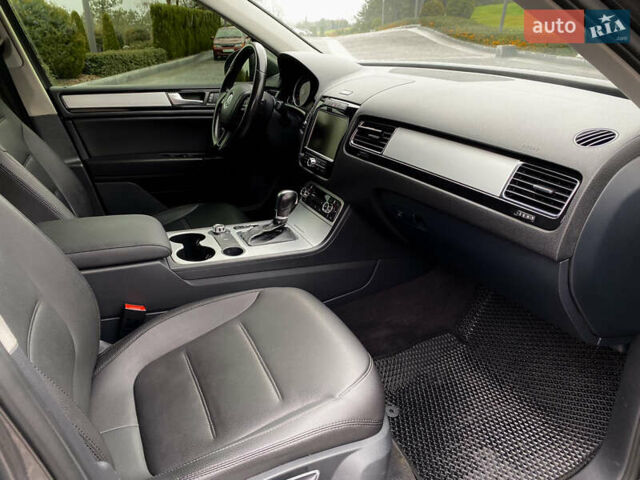Серый Фольксваген Туарег, объемом двигателя 2.97 л и пробегом 282 тыс. км за 19700 $, фото 12 на Automoto.ua