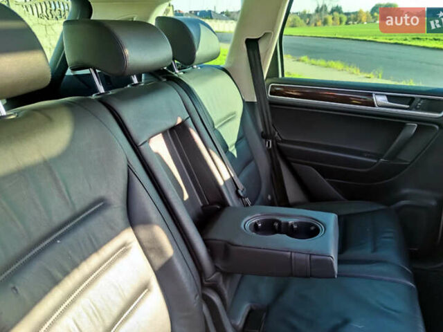 Серый Фольксваген Туарег, объемом двигателя 2.97 л и пробегом 286 тыс. км за 17000 $, фото 10 на Automoto.ua