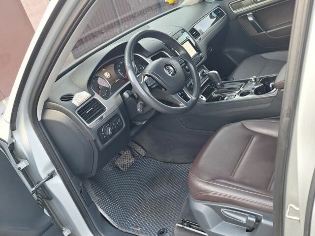 Серый Фольксваген Туарег, объемом двигателя 3 л и пробегом 304 тыс. км за 16600 $, фото 2 на Automoto.ua