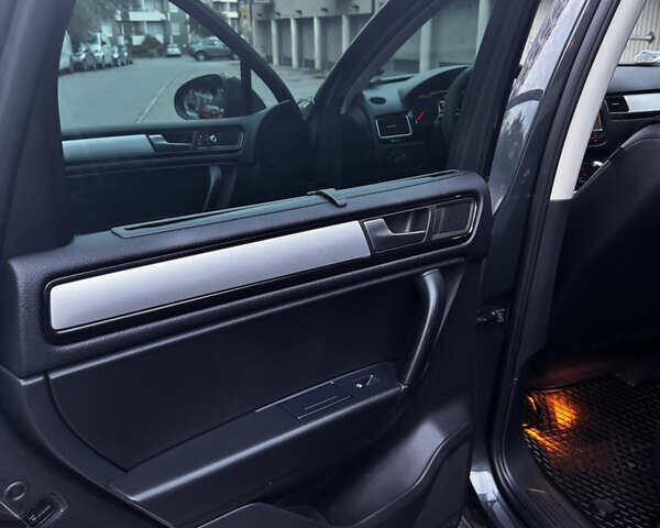 Серый Фольксваген Туарег, объемом двигателя 2.97 л и пробегом 227 тыс. км за 24000 $, фото 8 на Automoto.ua