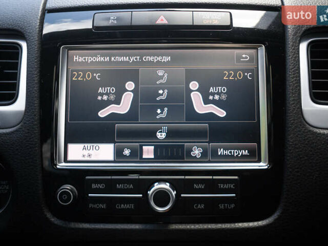 Сірий Фольксваген Туарег, об'ємом двигуна 2.97 л та пробігом 225 тис. км за 18500 $, фото 26 на Automoto.ua