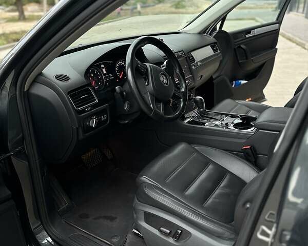 Серый Фольксваген Туарег, объемом двигателя 2.97 л и пробегом 210 тыс. км за 18500 $, фото 16 на Automoto.ua