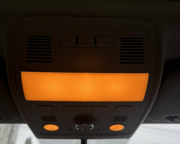 Серый Фольксваген Туарег, объемом двигателя 2.97 л и пробегом 345 тыс. км за 16900 $, фото 16 на Automoto.ua