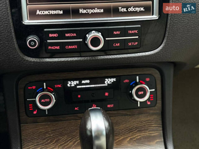 Сірий Фольксваген Туарег, об'ємом двигуна 2.97 л та пробігом 250 тис. км за 21500 $, фото 16 на Automoto.ua