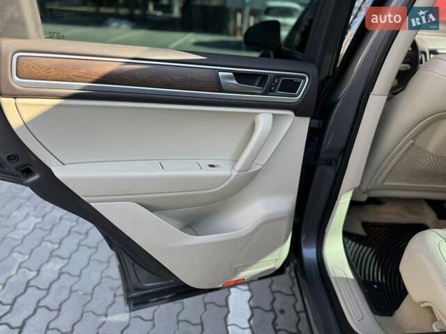 Сірий Фольксваген Туарег, об'ємом двигуна 2.97 л та пробігом 247 тис. км за 19200 $, фото 14 на Automoto.ua