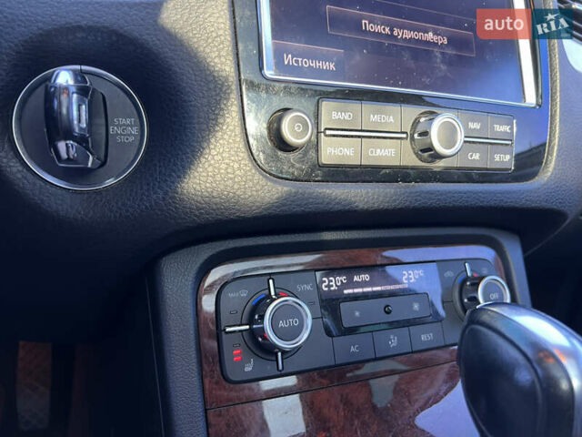 Серый Фольксваген Туарег, объемом двигателя 2.97 л и пробегом 252 тыс. км за 17550 $, фото 9 на Automoto.ua