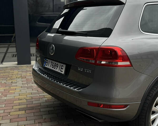 Серый Фольксваген Туарег, объемом двигателя 2.97 л и пробегом 360 тыс. км за 17500 $, фото 7 на Automoto.ua