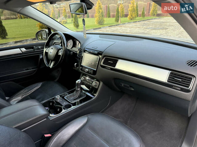 Серый Фольксваген Туарег, объемом двигателя 3 л и пробегом 230 тыс. км за 21900 $, фото 42 на Automoto.ua