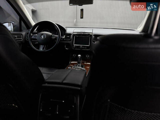 Серый Фольксваген Туарег, объемом двигателя 2.97 л и пробегом 360 тыс. км за 17500 $, фото 41 на Automoto.ua