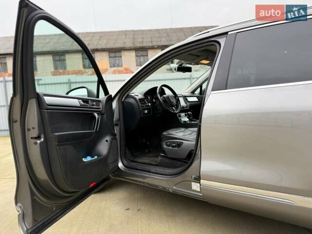 Серый Фольксваген Туарег, объемом двигателя 2.97 л и пробегом 352 тыс. км за 16300 $, фото 3 на Automoto.ua