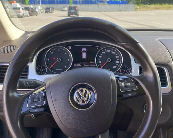 Серый Фольксваген Туарег, объемом двигателя 3 л и пробегом 290 тыс. км за 19500 $, фото 38 на Automoto.ua