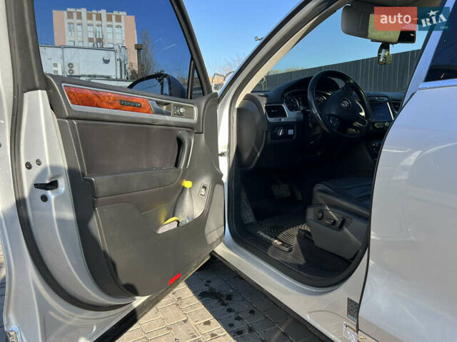 Серый Фольксваген Туарег, объемом двигателя 2.97 л и пробегом 252 тыс. км за 17550 $, фото 11 на Automoto.ua