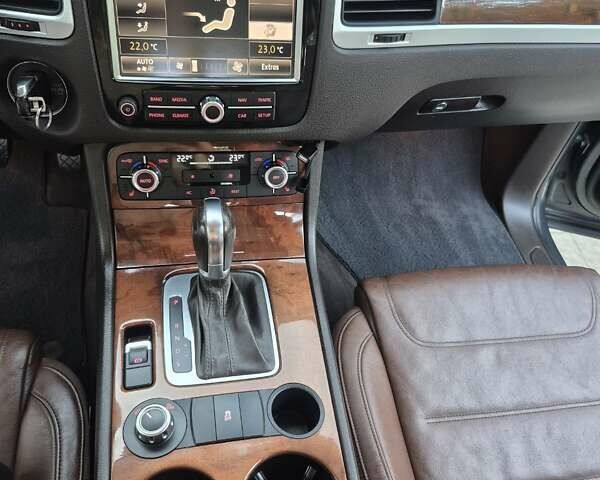 Серый Фольксваген Туарег, объемом двигателя 2.97 л и пробегом 248 тыс. км за 16500 $, фото 27 на Automoto.ua