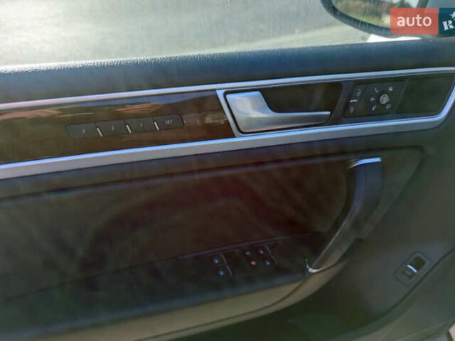 Серый Фольксваген Туарег, объемом двигателя 2.97 л и пробегом 286 тыс. км за 17000 $, фото 14 на Automoto.ua