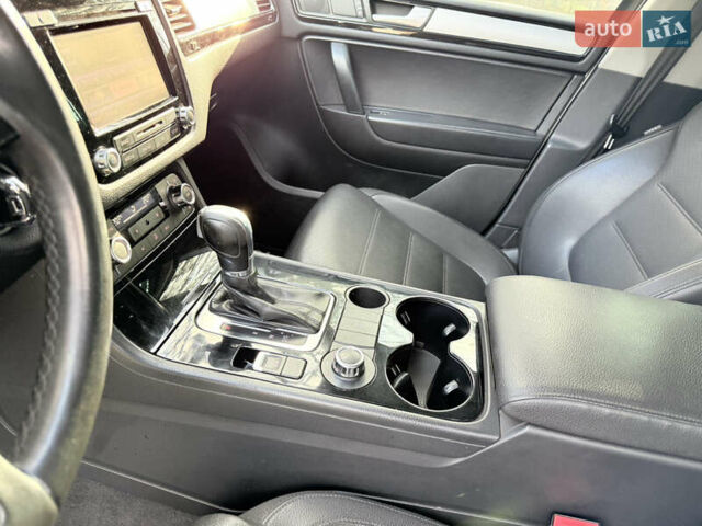 Сірий Фольксваген Туарег, об'ємом двигуна 3.6 л та пробігом 225 тис. км за 12500 $, фото 16 на Automoto.ua