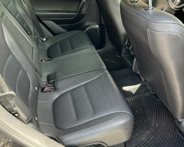 Сірий Фольксваген Туарег, об'ємом двигуна 3 л та пробігом 201 тис. км за 13500 $, фото 6 на Automoto.ua