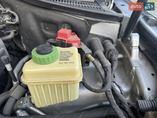 Серый Фольксваген Туарег, объемом двигателя 2.97 л и пробегом 340 тыс. км за 15900 $, фото 33 на Automoto.ua