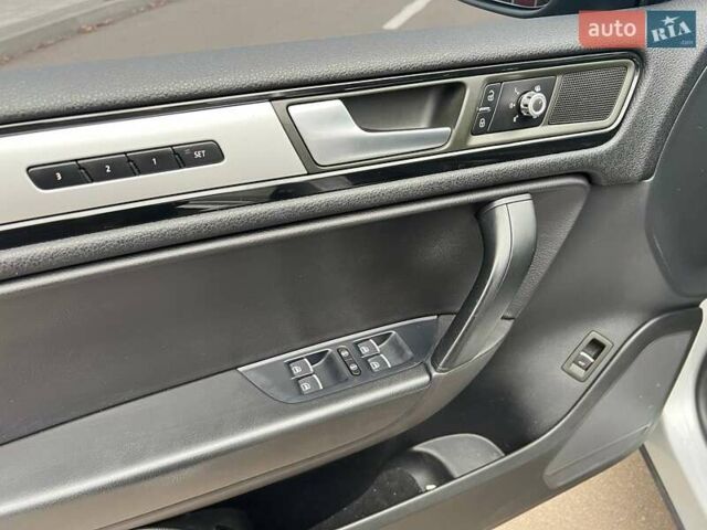 Серый Фольксваген Туарег, объемом двигателя 2.97 л и пробегом 223 тыс. км за 20490 $, фото 11 на Automoto.ua