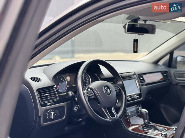 Серый Фольксваген Туарег, объемом двигателя 2.97 л и пробегом 360 тыс. км за 17500 $, фото 32 на Automoto.ua