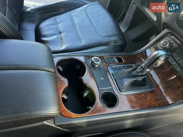 Сірий Фольксваген Туарег, об'ємом двигуна 3 л та пробігом 290 тис. км за 16300 $, фото 20 на Automoto.ua