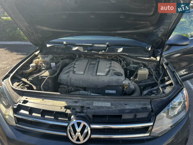 Сірий Фольксваген Туарег, об'ємом двигуна 3 л та пробігом 290 тис. км за 16300 $, фото 27 на Automoto.ua