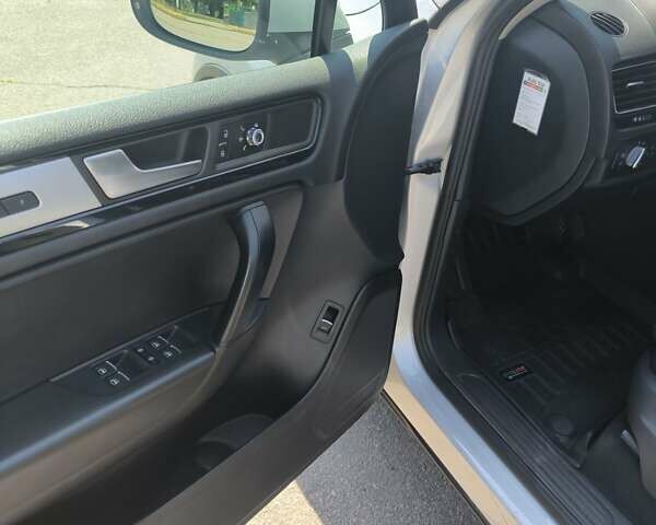 Серый Фольксваген Туарег, объемом двигателя 3 л и пробегом 280 тыс. км за 22500 $, фото 24 на Automoto.ua