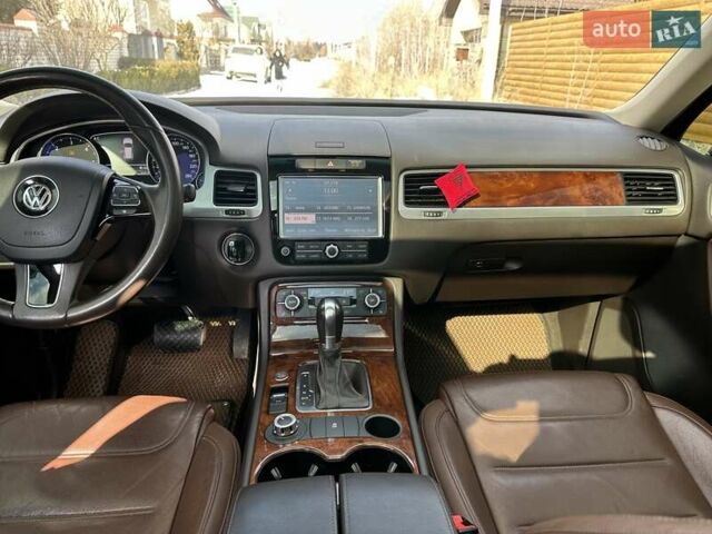 Серый Фольксваген Туарег, объемом двигателя 2.97 л и пробегом 195 тыс. км за 16500 $, фото 13 на Automoto.ua