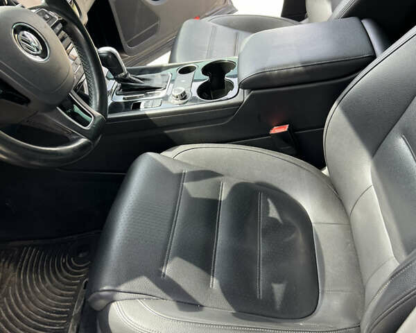 Сірий Фольксваген Туарег, об'ємом двигуна 3 л та пробігом 201 тис. км за 13500 $, фото 17 на Automoto.ua