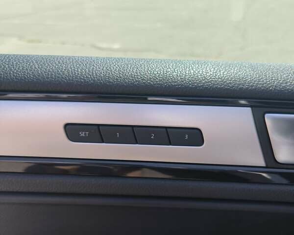 Серый Фольксваген Туарег, объемом двигателя 3 л и пробегом 280 тыс. км за 22500 $, фото 18 на Automoto.ua